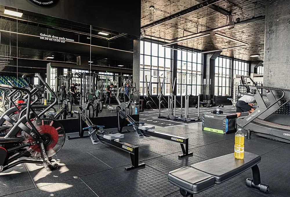 Bedrijfsfitnessruimte met cardio-apparatuur in een licht interieur