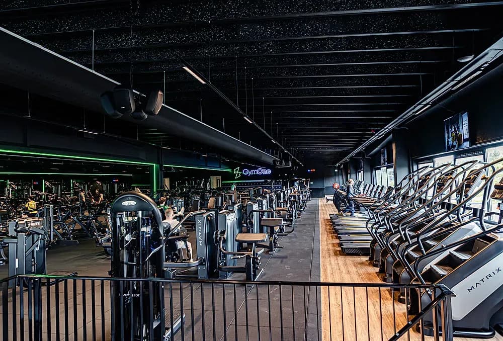 Ruime sportschool met cardiozone langs grote ramen