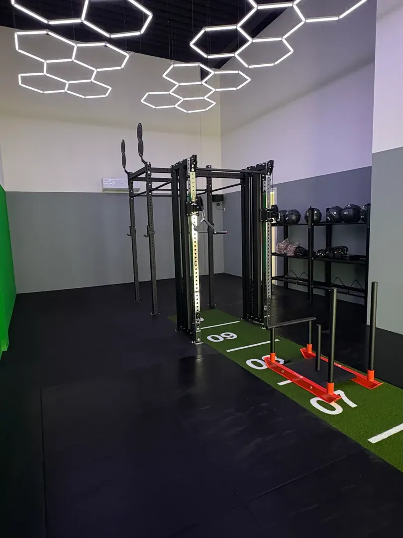 Sfeervolle boutique gym met warme verlichting en design-afwerking