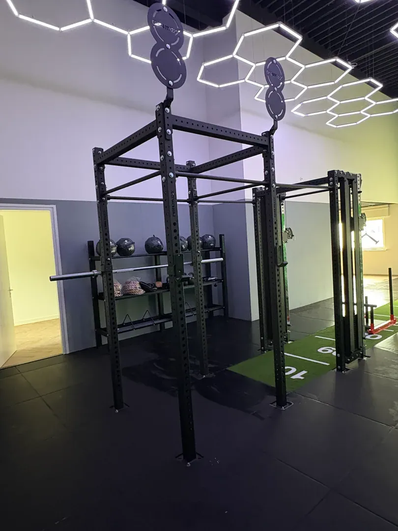 Functionele rig onder een hexagon-LED-plafond als blikvanger