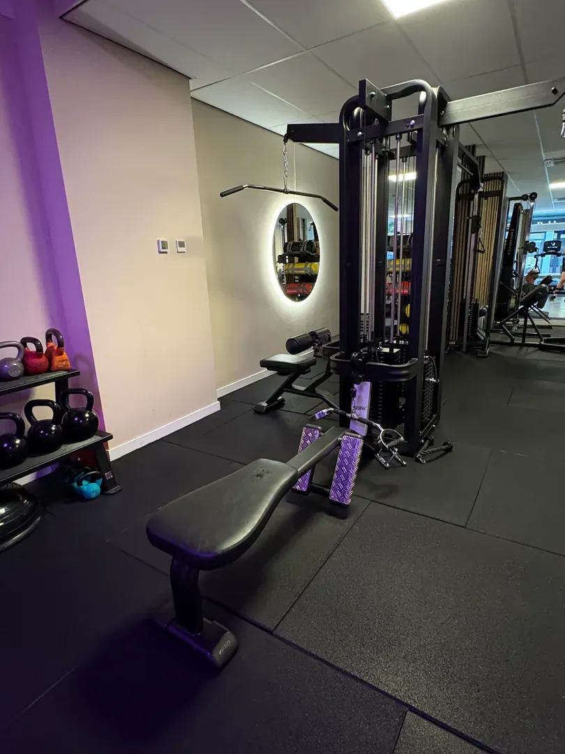 Compacte personal-training studio met racks en vrije gewichten
