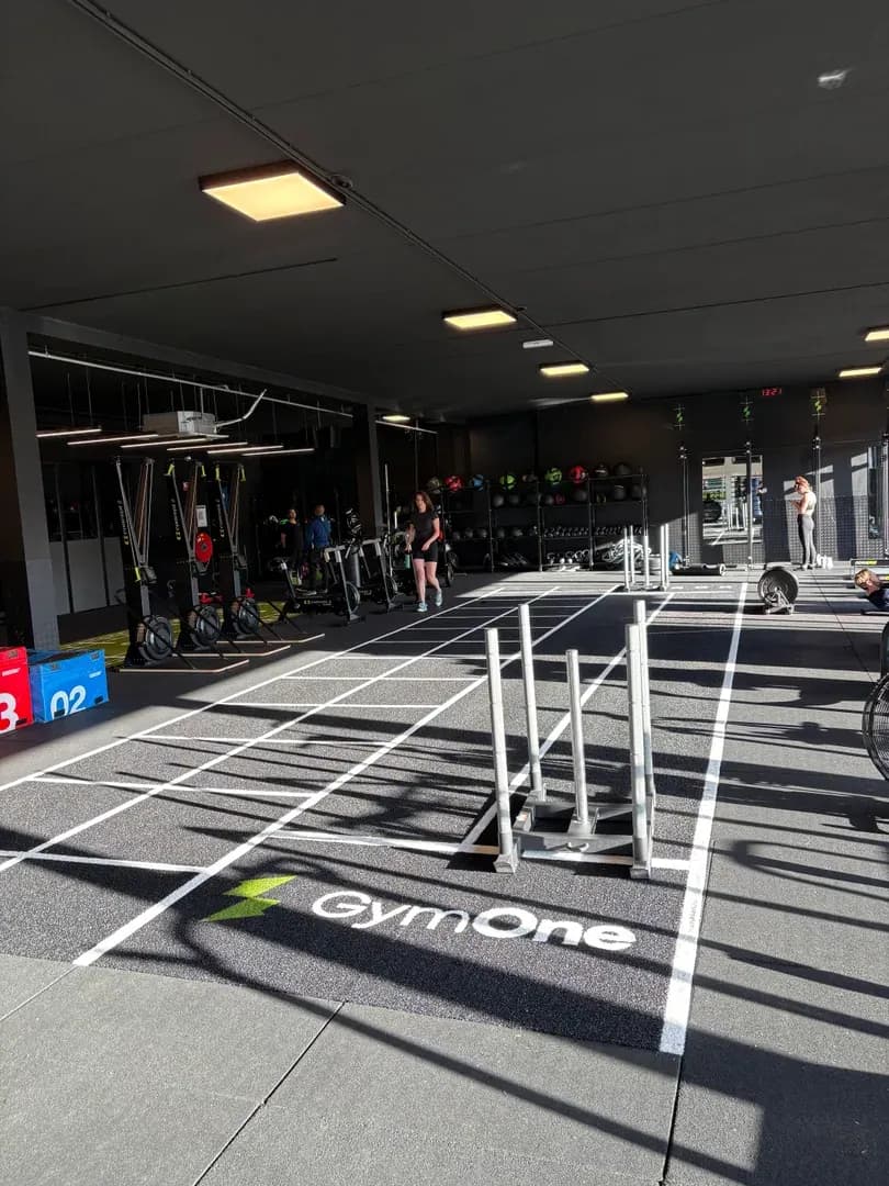 Trainingsvloer met duidelijke looproutes waar leden doorheen bewegen