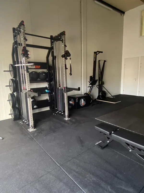 Rubberen tegelvloer in een privé-gym die belasting opvangt en geluid dempt