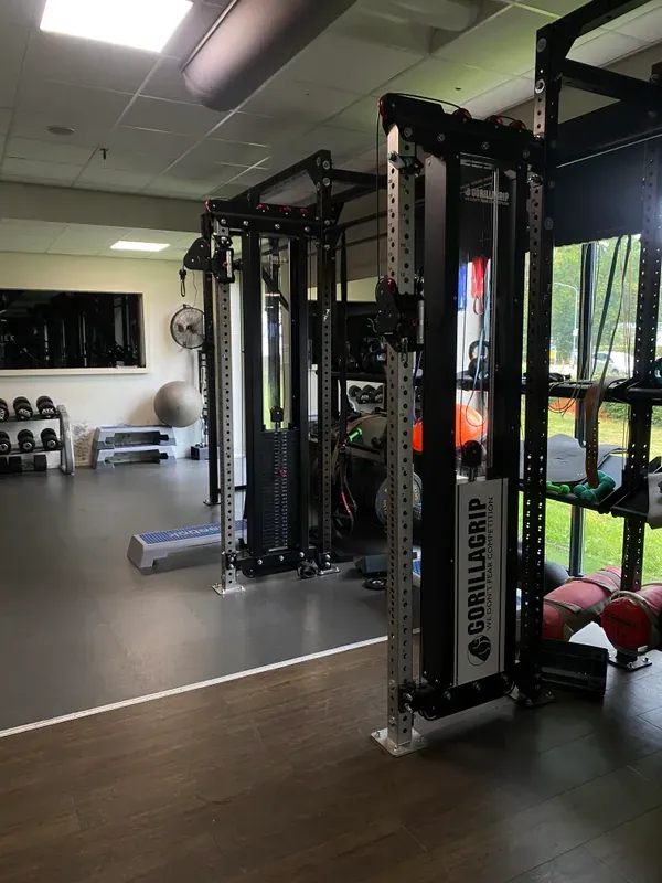 Open functionele trainingsvloer met rack en daglicht