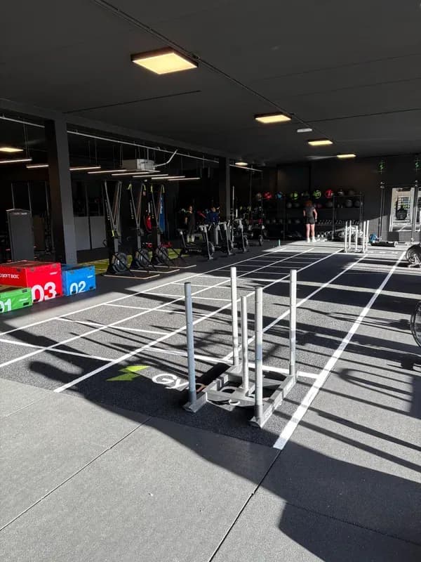 GymOne Enschede met sprintbaan, plyo-boxes en daglicht